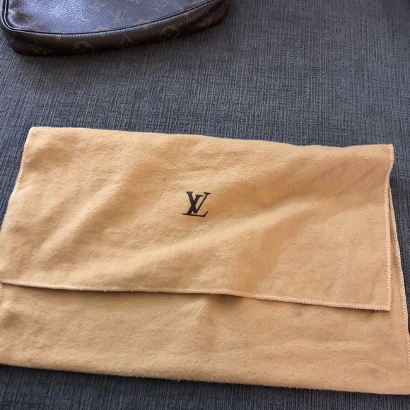 ๐ซSOLD๐ซ ๐HP๐๐ฏAUTHEN LV Monogr Mini Pochette - Picture 4 of 5